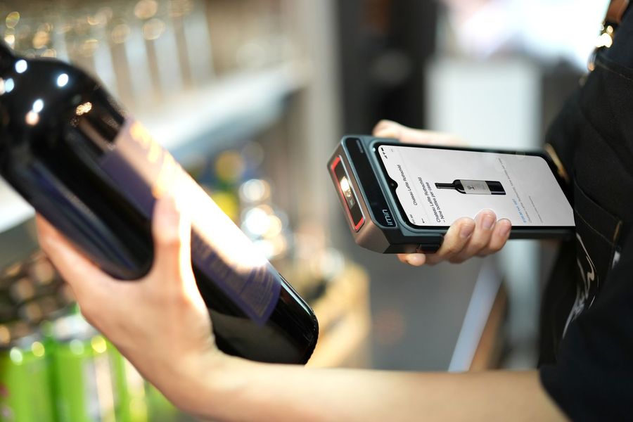 Barcodescanner scant een fles in een drankengroothandel
